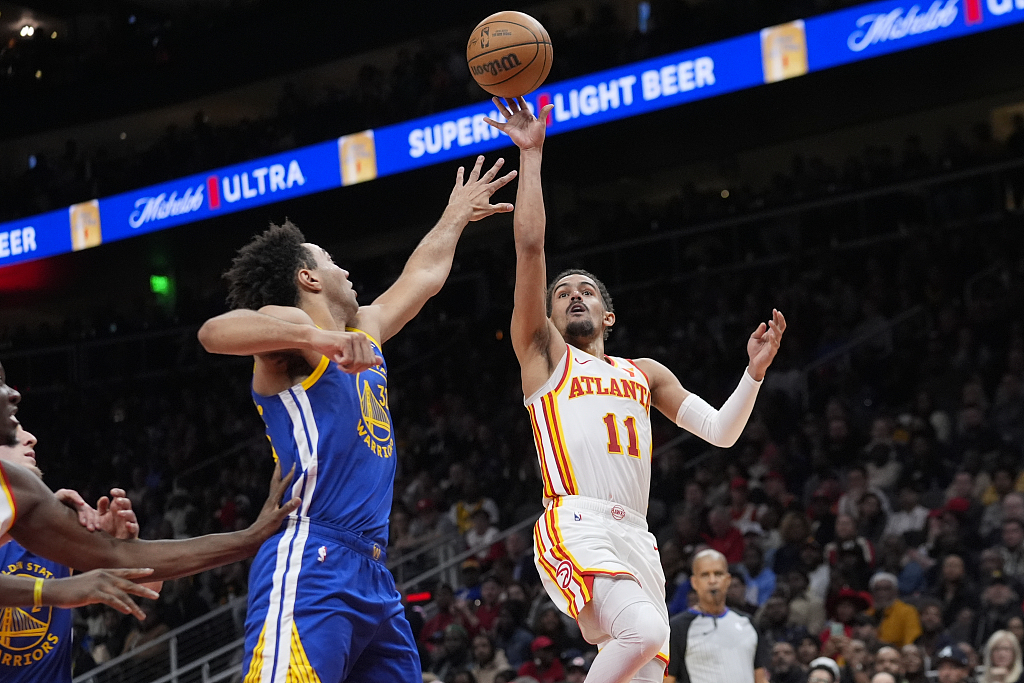Trae Young (#11) of the Atlanta Hawks shoots in the game against the Golden State Warriors at State Farm Arena in Atlanta, Georgia, February 3, 2024. /CFP