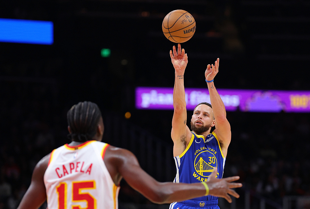 Stephen Curry (R) of the Golden State Warriors shoots in the game against the Atlanta Hawks at State Farm Arena in Atlanta, Georgia, February 3, 2024. /CFP