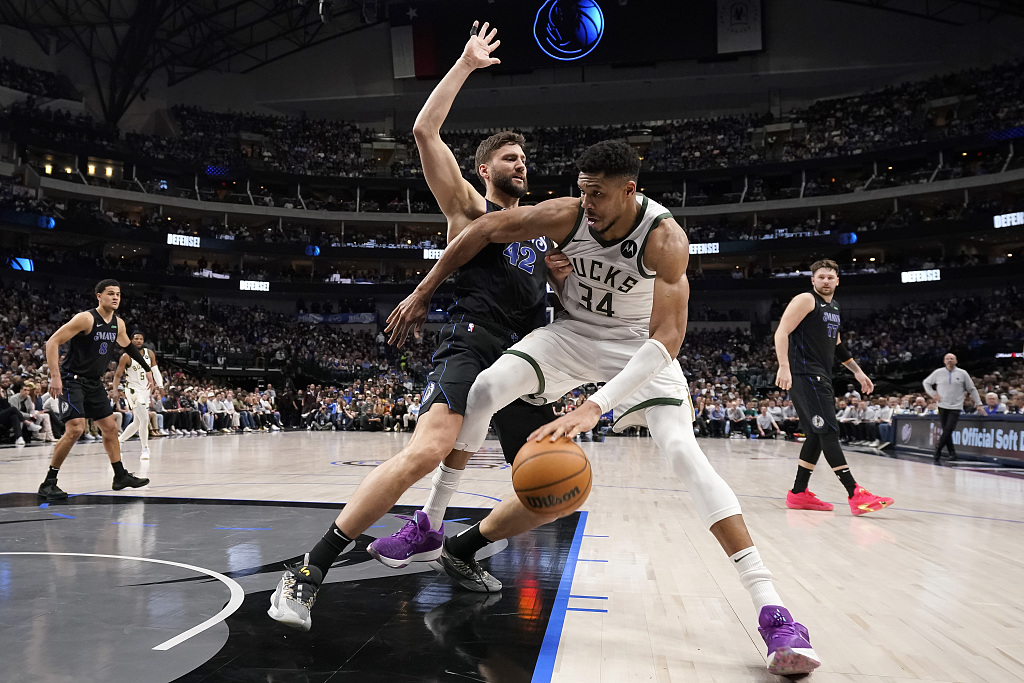 Giannis Antetokounmpo (#34) of the Milwaukee Bucks posts up in the game against the Dallas Mavericks at American Airlines Center in Dallas, Texas, February 3, 2024. /CFP