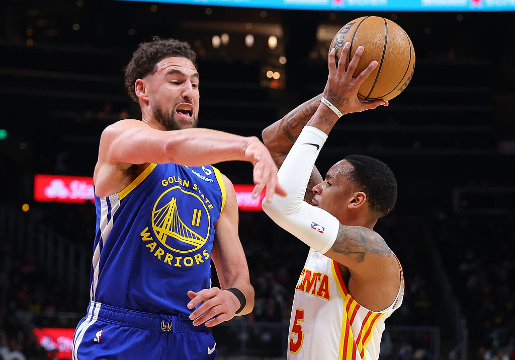 Klay Thompson (L) of the Golden State Warriors guards Dejounte Murray of the Atlanta Hawks in the game at State Farm Arena in Atlanta, Georgia, February 3, 2024. /CFP