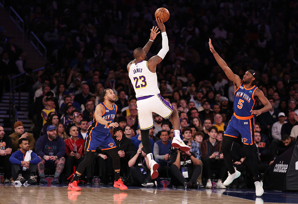 LeBron James (#23) of the Los Angeles Lakers shoots in the game against the New York Knicks at Madison Square Garden in New York City, February 3, 2024. /CFP
