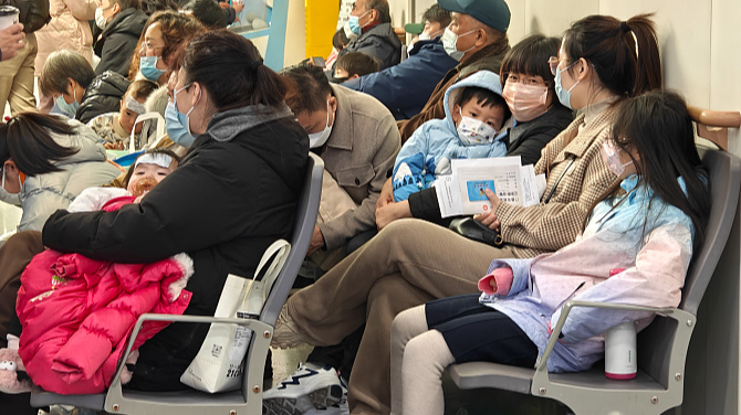 Parents bringing their children for night hospital visits at Xinhua Hospital in Shanghai, China, January 5, 2024. /CFP