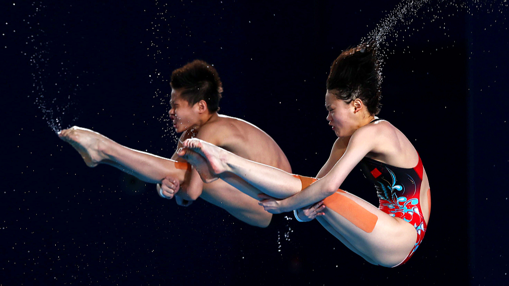Huang Jianjie (L) and Zhang Jiaqi in action during the mixed synchronized 10m platform final on day two of the Doha 2024 World Aquatics Championships in Doha, Qatar, February 3, 2024. /CFP