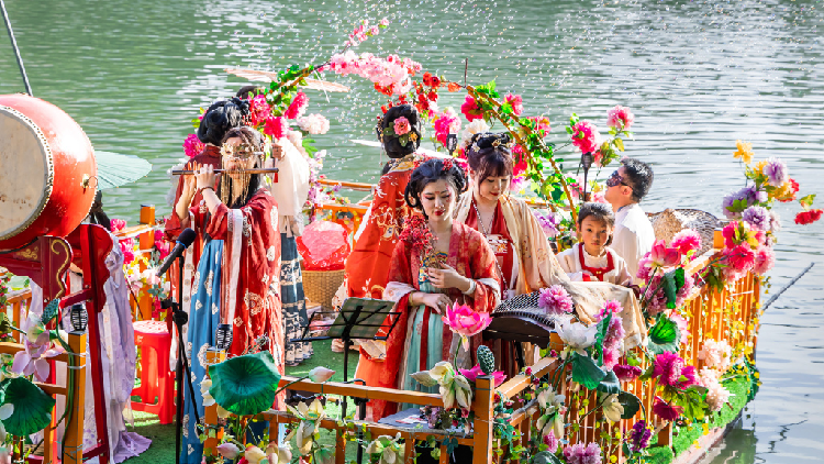 'Goddesses of Flowers' grace Fuzou lake
