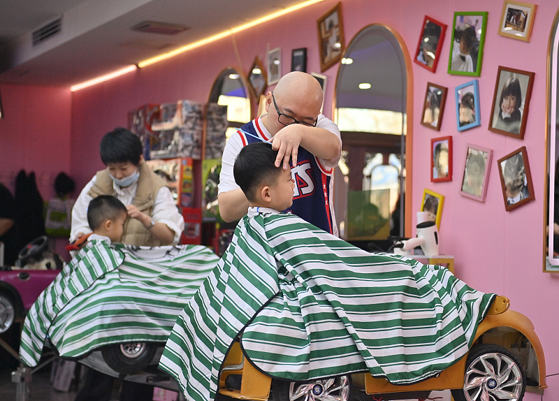  Children get new hairstyles ahead of the Chinese New Year at a barbershop in Changchun City, Jilin Province, February 4, 2024. /CFP