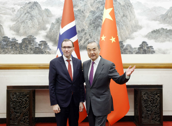 Chinese Foreign Minister Wang Yi poses with Norwegian counterpart Espen Barth Eide in Beijing, China, February 5, 2024. /Chinese Foreign Ministry