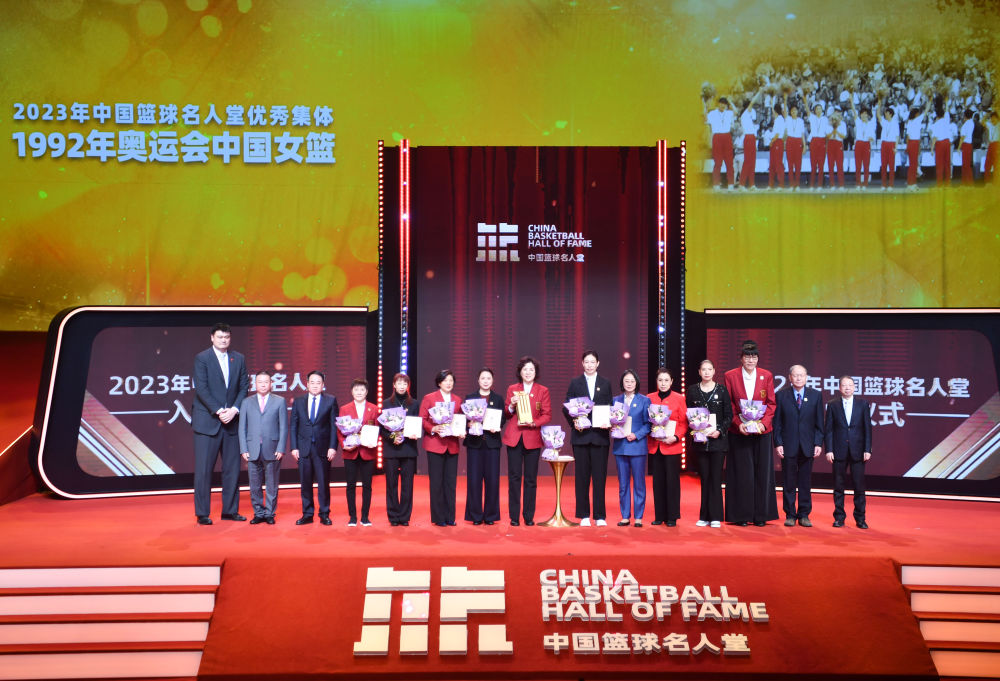 Chinese Basketball Association President Yao Ming (L) and players of the China's women's team who played in the 1992 Barcelona Olympic Games, and guests pose for a group photo during the ceremony in Yan'an, China, February 4, 2024. /Xinhua
