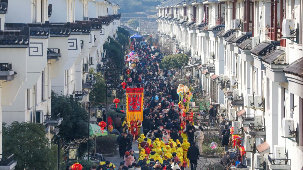 People take part in an open-air banquet during a Chinese New Year culture festival in Lianhua Town in Jiande City, east China's Zhejiang Province, January 28, 2024. /Xinhua