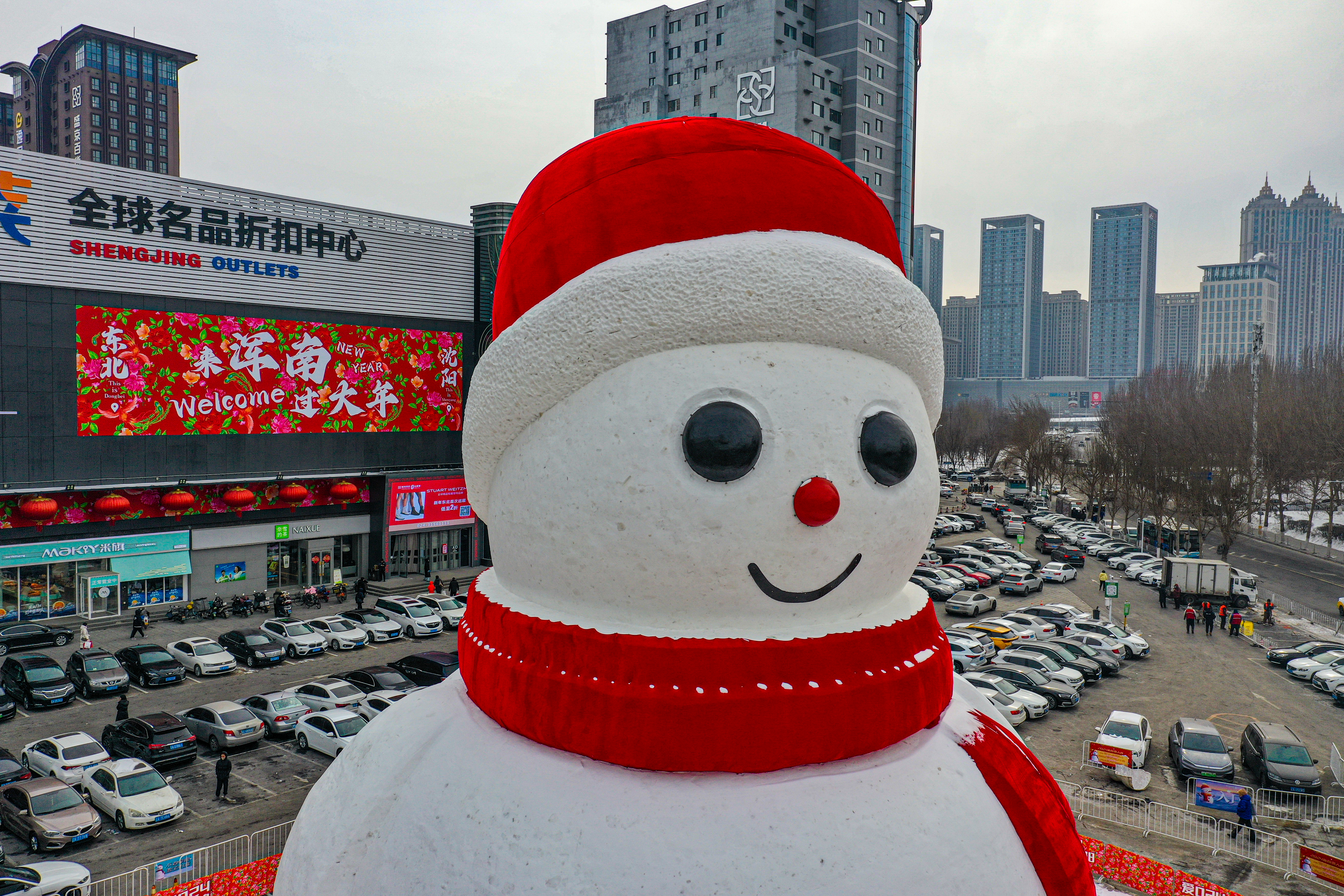 A photo taken on February 5, 2024 shows the detail of a giant snowman at a parking lot in Shenyang, Liaoning Province. /IC