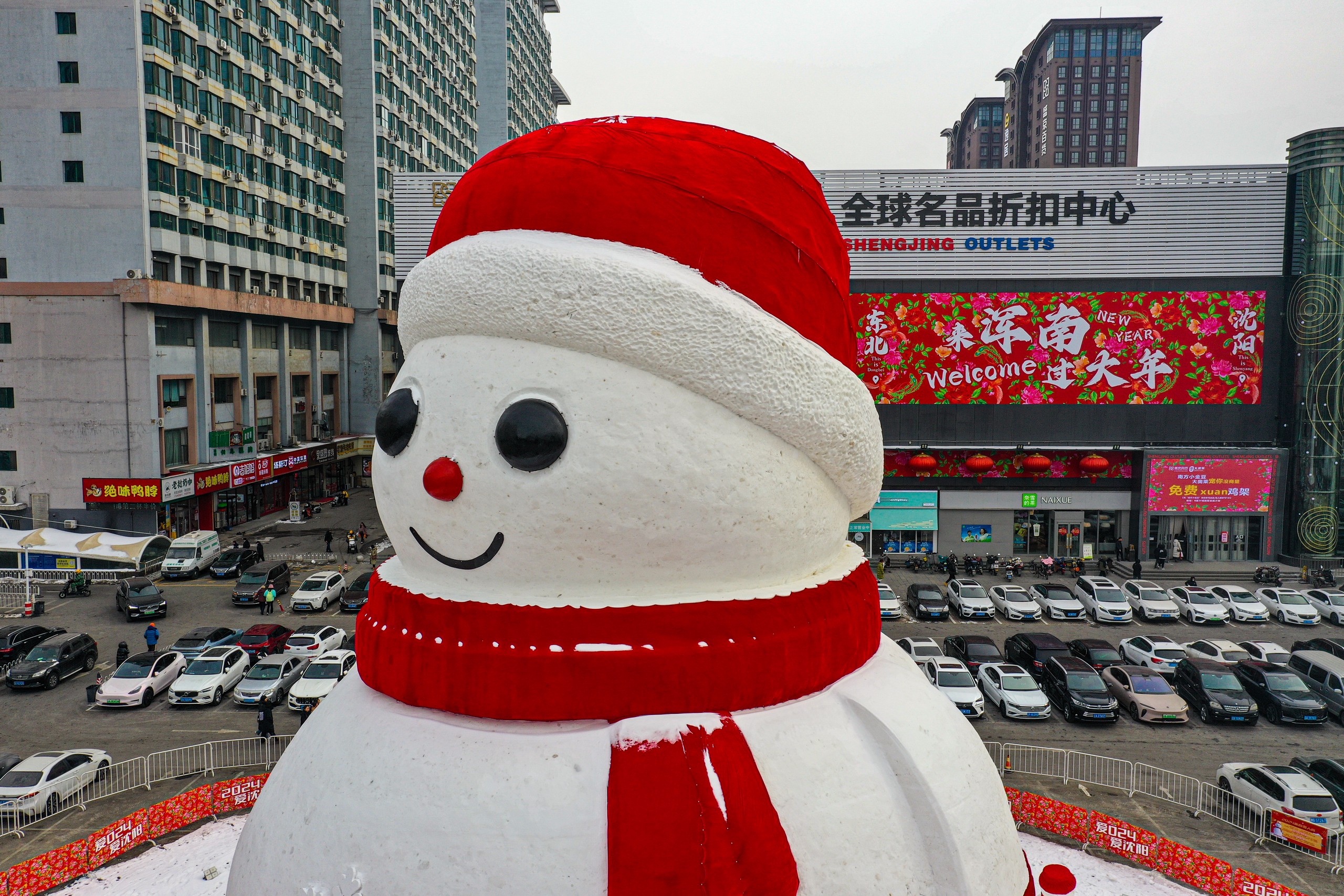 A photo taken on February 5, 2024 shows the detail of a giant snowman at a parking lot in Shenyang, Liaoning Province. /IC