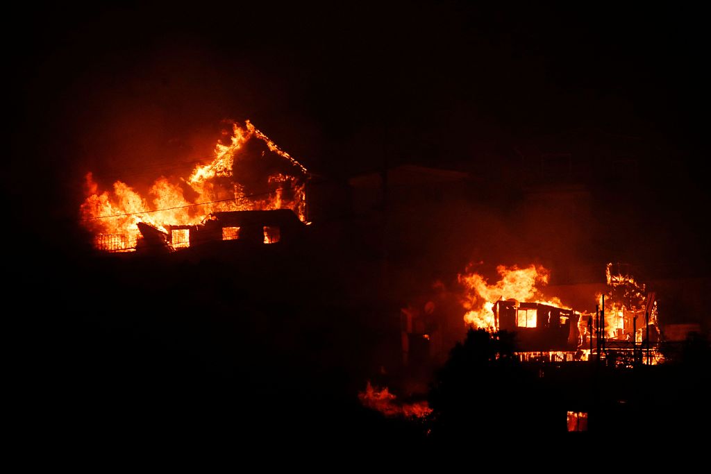 Houses burn during a fire in Viña del Mar, Chile, February 3, 2024. /CFP