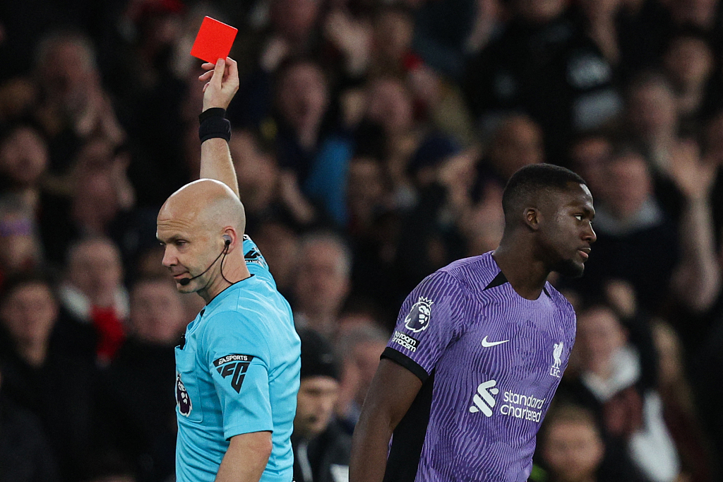 Referee Anthony Taylor shows a red card to Liverpool's Ibrahima Konate during the Premier League clash at the Emirates Stadium in London, England, February 4, 2024. /CFP