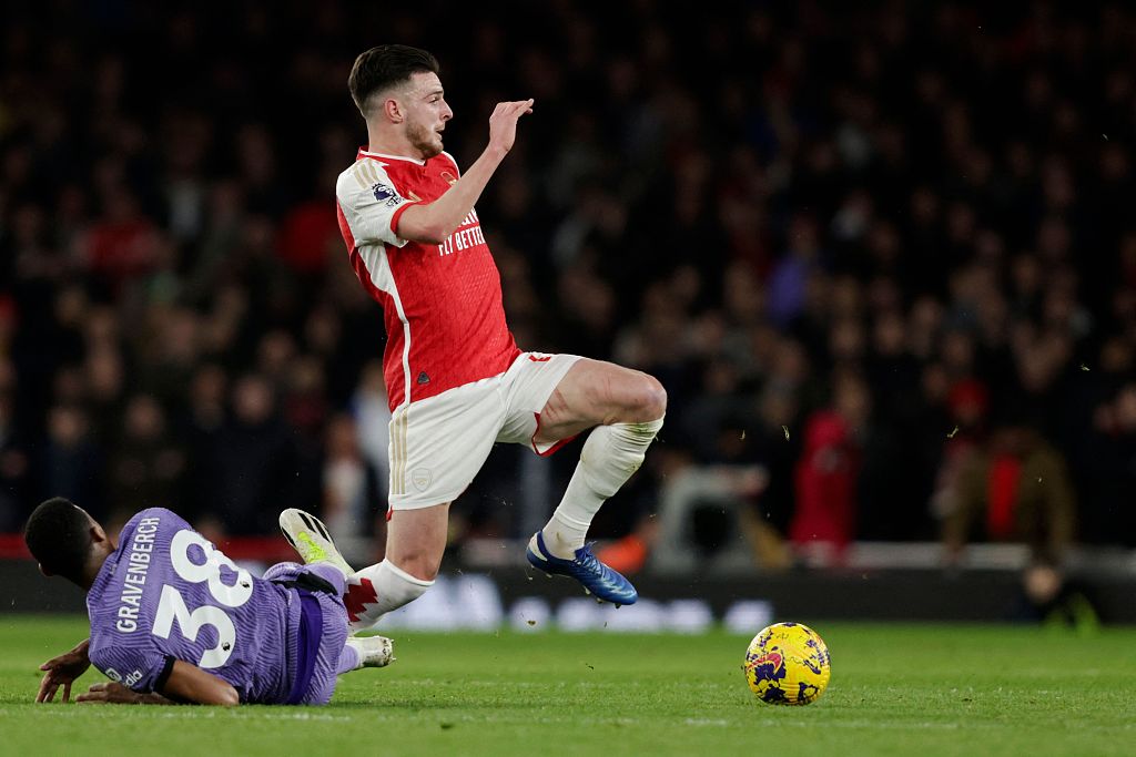 Liverpool's Ryan Gravenberch (L) tackles Arsenal's Declan Rice during the Premier League clash at the Emirates Stadium in London, England, February 4, 2024. /CFP