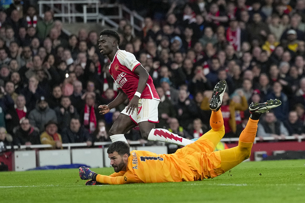 Arsenal's Bukayo Saka scores his side's first goal during their Premier League clash with Liverpool at the Emirates Stadium in London, England, February 4, 2024. /CFP