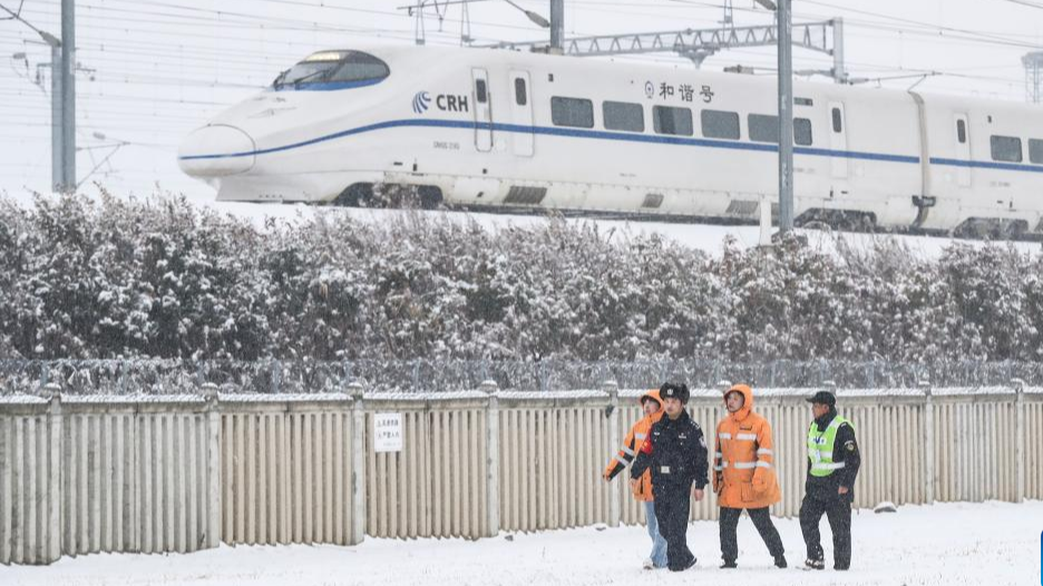 Policemen and high-speed railway infrastructure workers patrol the railway in Huai'an City, east China's Jiangsu Province, February 4, 2024. /Xinhua