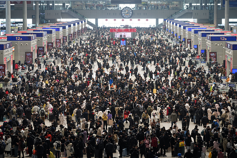 Crowded people in Zhengzhou East Railway Station, Zhengzhou City, central China's Henan Province, February 5, 2024. /CFP