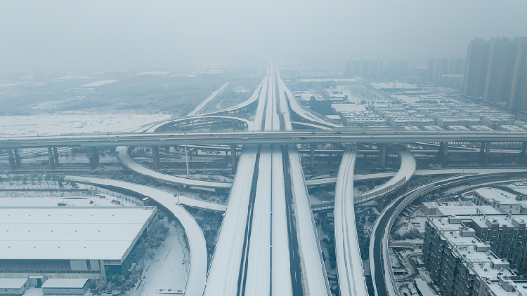 How does China cope with huge traffic rush in extreme weather?