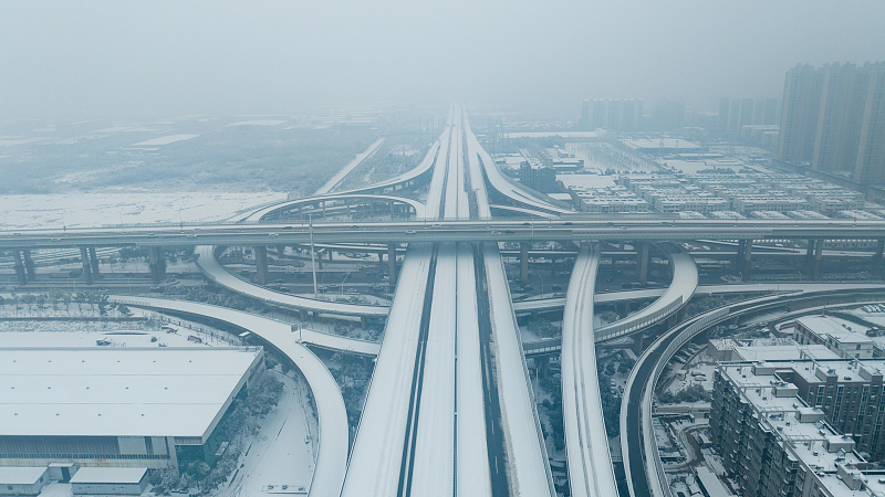A highway is closed due to heavy snow, Wuhan City, central China's Hubei Province, January 4, 2024. /CFP