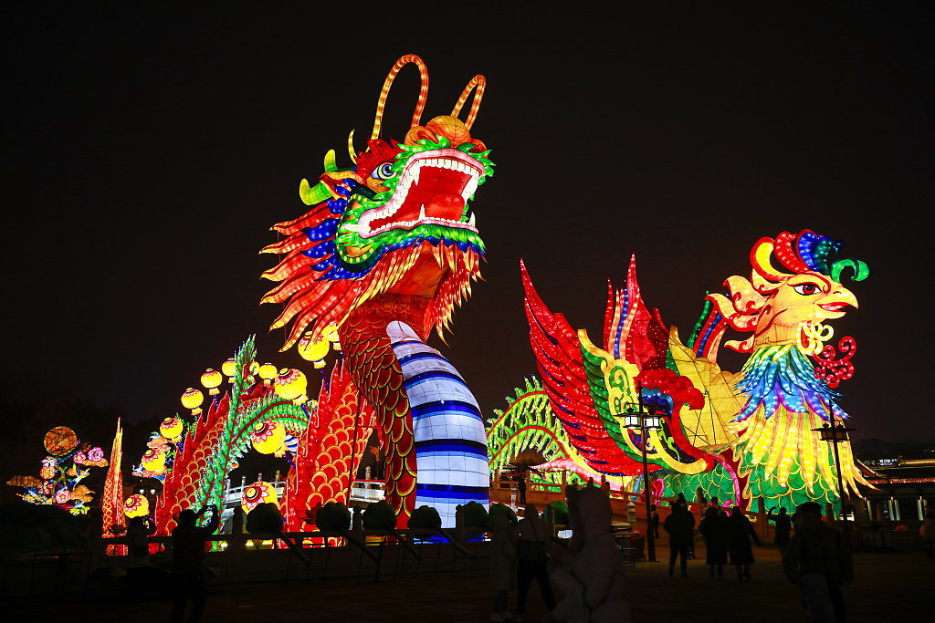 Lanterns featuring a dragon and a pheonix are seen at a lantern festival at the Tang Paradise theme park in Xi'an, Shaanxi Province on February 3, 2024. /CFP
