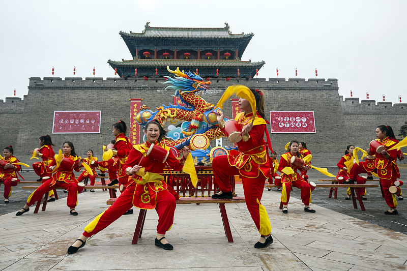 A group of folk artists perform a spectacular drum dance at a popular tourist spot in Yuncheng City, Shanxi Province, February 4, 2024. /CFP