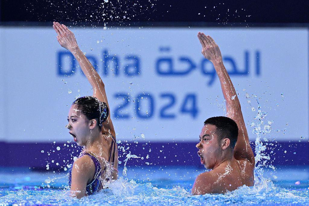 China's Cheng Wentao (L) and Shi Haoyu compete in the artistic swimming mixed duet technical event during the 2024 World Aquatics Championships in Doha, Qatar, February 4, 2024. /CFP