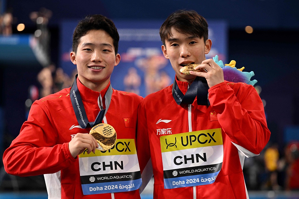 China's Wang Zongyuan (L) and Long Daoyi celebrate after winning the gold medal in the men's 3m synchronized springboard diving event during the 2024 World Aquatics Championships in Doha, Qatar, February 4, 2024. /CFP