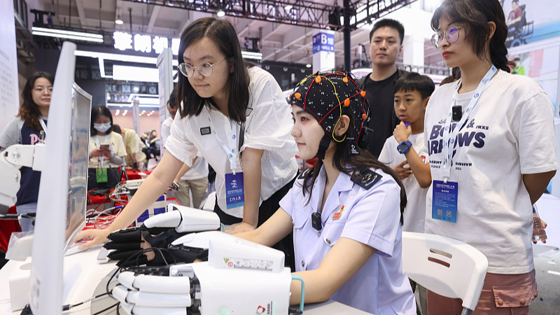 Experiencing the AI brain-computer interface platform at the World Robot Expo in Beijing, August 21, 2023. /CFP