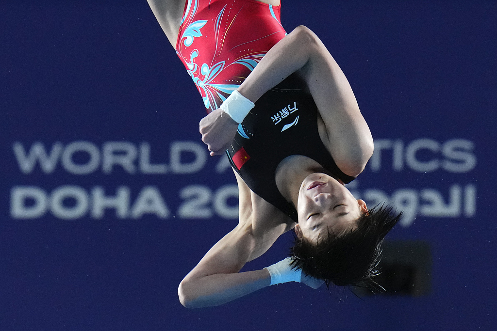 Quan Hongchan competes during the women's 10m platform final at the World Aquatics Championships in Doha, Qatar, February 5, 2024. /CFP