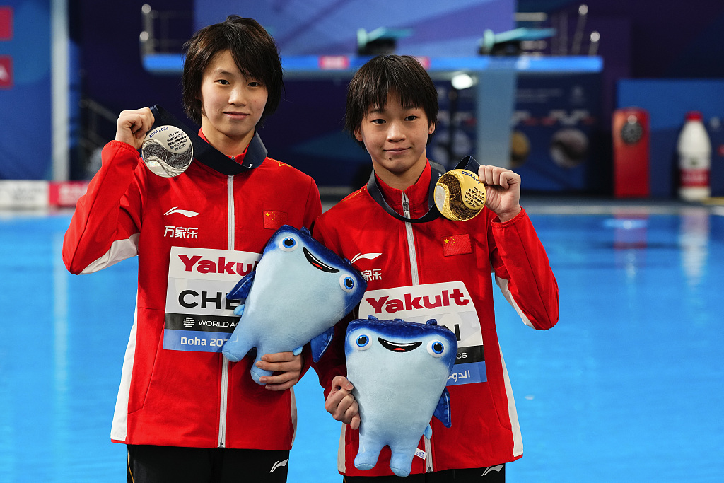 Quan Hongchan (R) and Chen Yuxi after the women's 10m platform final at the World Aquatics Championships in Doha, Qatar, February 5, 2024. /CFP