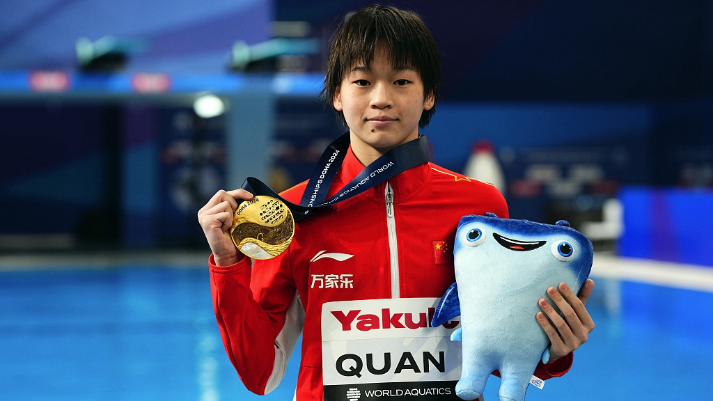 Quan Hongchan holds up her gold medal after winning the women's 10m platform final at the World Aquatics Championships in Doha, Qatar, February 5, 2024. /CFP