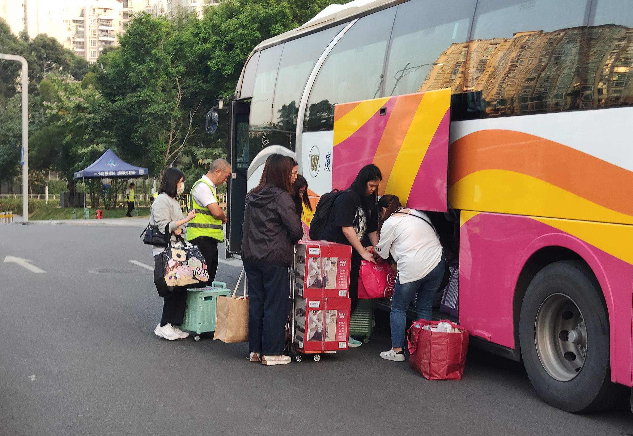 Hong Kong shoppers boarded the cross-border bus to Hong Kong, laden with purchases from a supermarket, ranging from bulky to compact items, Qianhai, a Shenzhen-Hong Kong pilot cooperation zone in the southern Chinese city of Shenzhen, November 27, 2023. /CFP
