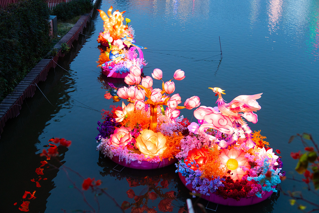 A photo taken on February 5, 2024 shows lanterns at the waterborne flower market in Foshan, Guangdong Province, China. /CFP