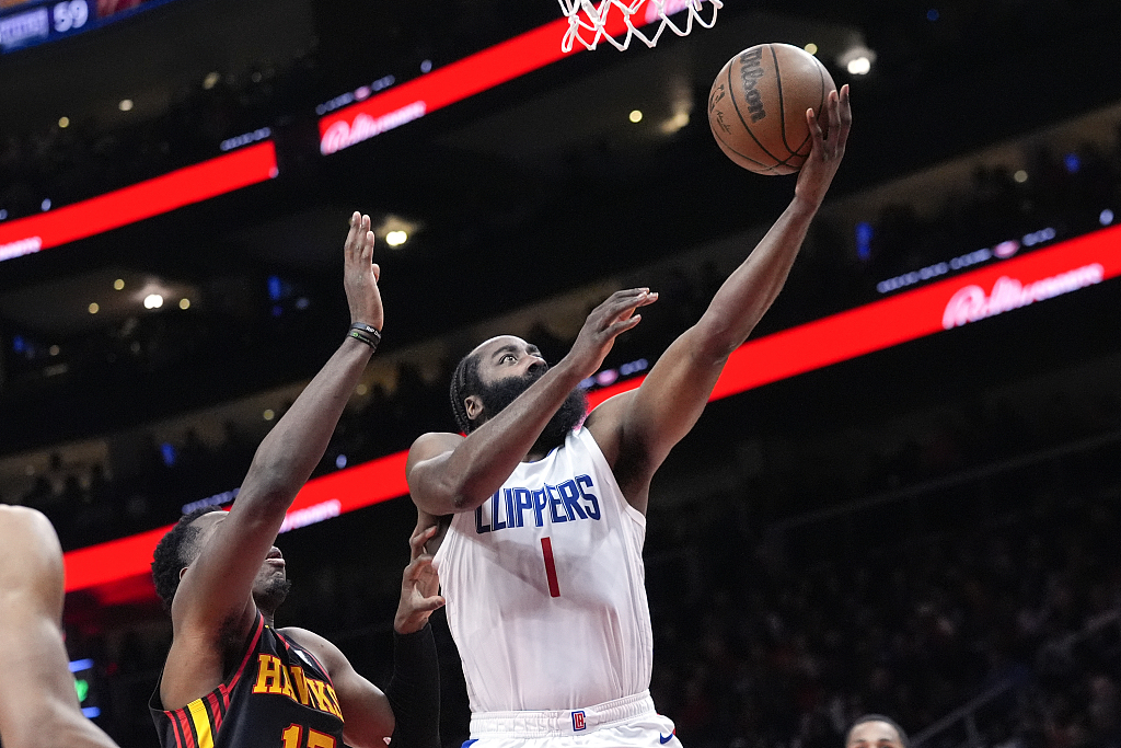 James Harden (#1) of the Los Angeles Clippers drives toward the rim in the game against the Atlanta Hawks at State Farm Arena in Atlanta, Georgia, February 5, 2024. /CFP