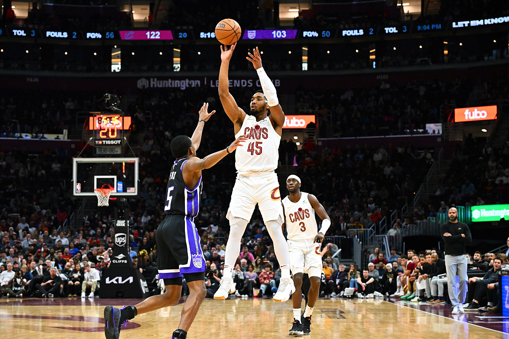 Donovan Mitchell (#45) of the Cleveland Cavaliers shoots in the game against the Sacramento Kings at Rocket Mortgage FieldHouse in Cleveland, Ohio, February 5, 2024. /CFP
