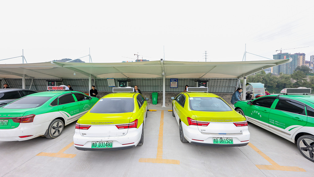 Drivers charging their new energy vehicles in Tongren, Guizhou, December 2, 2023. /CFP