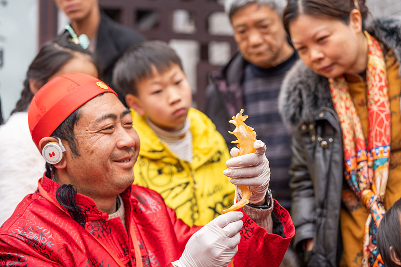 A vendor creates a blown-sugar figurine on a street in Bijie City, Guizhou Province, February 3, 2024. /CFP