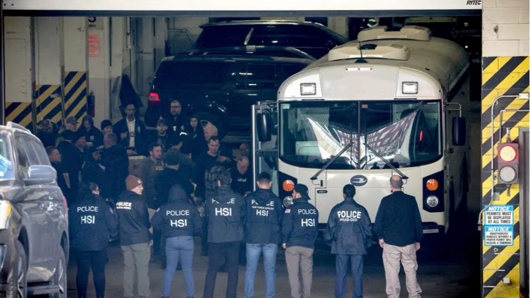 Members of Homeland Security Investigations and New York City Department of Investigation load people arrested on to a bus, New York City, February 6, 2024. /Reuters