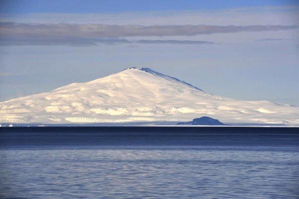 The volcano on the Ross Sea coast. /Xinhua
