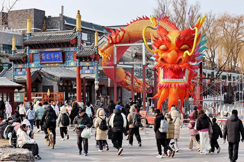 A photo shows a large dragon lantern in the Shichahai shopping area in Beijing, on February 6, 2024. /IC