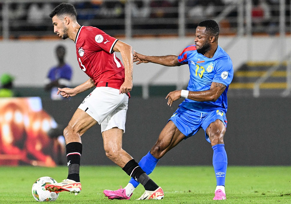 Ahmed Fatouh (L) of Egypt and Meschack Elia of the Democratic Republic of the Congo compete for the ball in the Africa Cup of Nations Round of 16 game at the Stade Laurent Pokou in San Pedro, Cote d'Ivoire, January 28, 2024. /CFP