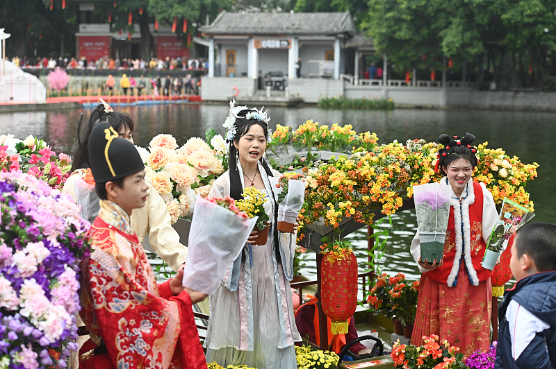 Florists dressed in traditional Chinese costumes sell flowers on boats at a park in Guangzhou City, Guangdong Province, February 6, 2024. /CFP