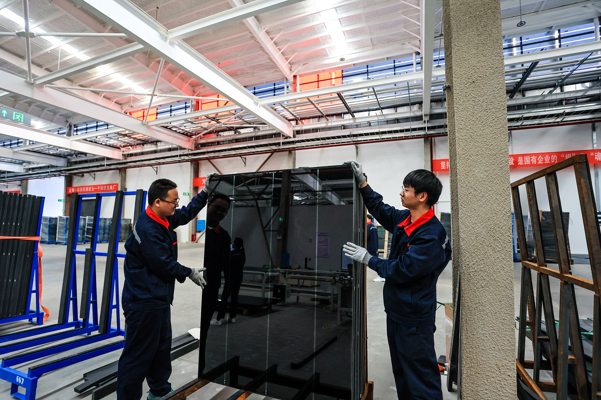Staff are inspecting and packaging cadmium telluride film power-generating glass, Jiujiang, Jiangxi Province, China, April 26, 2023. /CFP