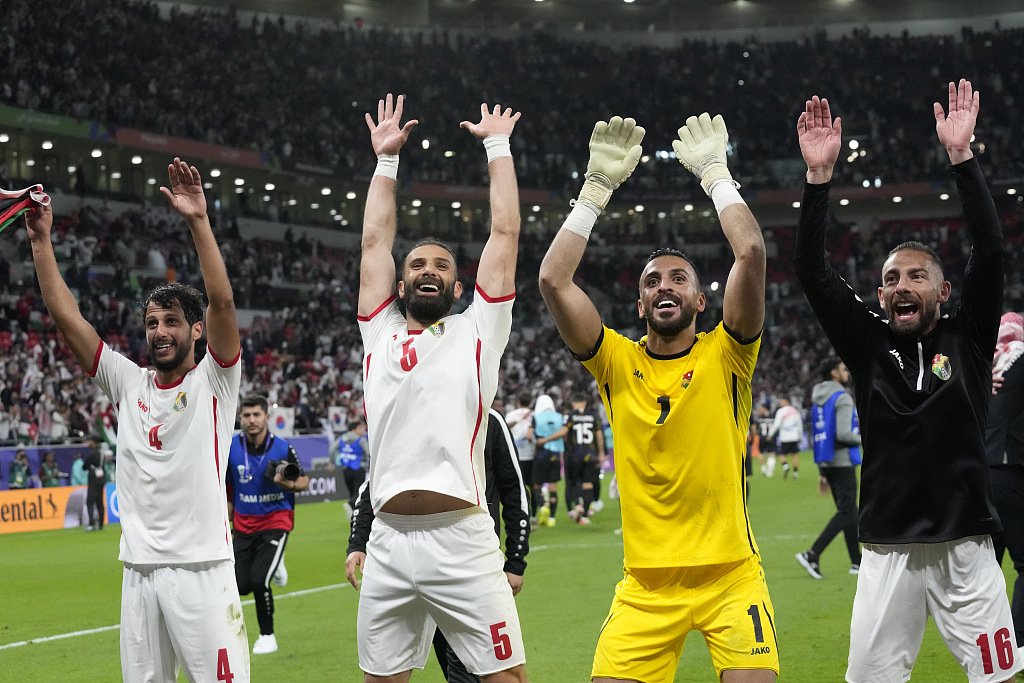 Players greet fans after winning the Asian Cup semifinal against South Korea at the Ahmed bin Ali Stadium in Al Rayyan, Qatar, February 6, 2024. /CFP