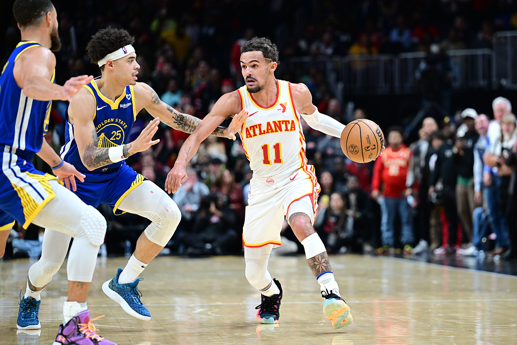 Trae Young (#11) of the Atlanta Hawks penetrates in the game against the Golden State Warriors at State Farm Arena in Atlanta, Georgia, February 3, 2024. /CFP