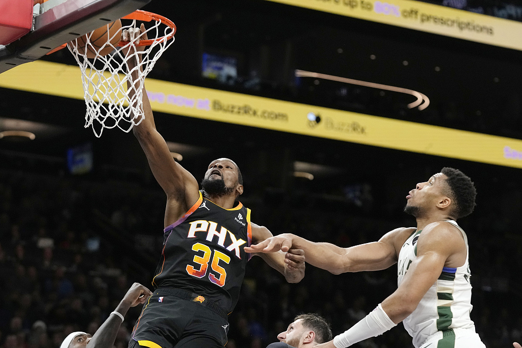 Kevin Durant (#35) of the Phoenix Suns dunks in the game against the Milwaukee Bucks at the Footprint Center in Phoenix, Arizona, February 6, 2024. /CFP