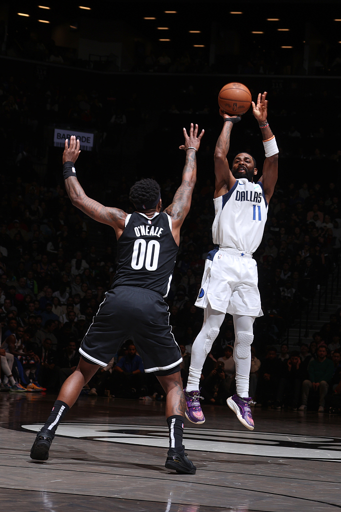 Kyrie Irving (#11) of the Dallas Mavericks shoots in the game against the Brooklyn Nets at the Barclays Center in Brooklyn, New York City, February 6, 2024. /CFP
