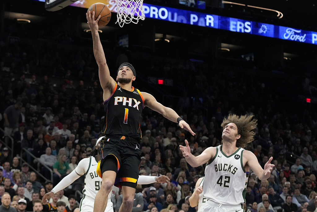 Devon Booker (#1) of the Phoenix Suns drives toward the rim in the game against the Milwaukee Bucks at the Footprint Center in Phoenix, Arizona, February 6, 2024. /CFP