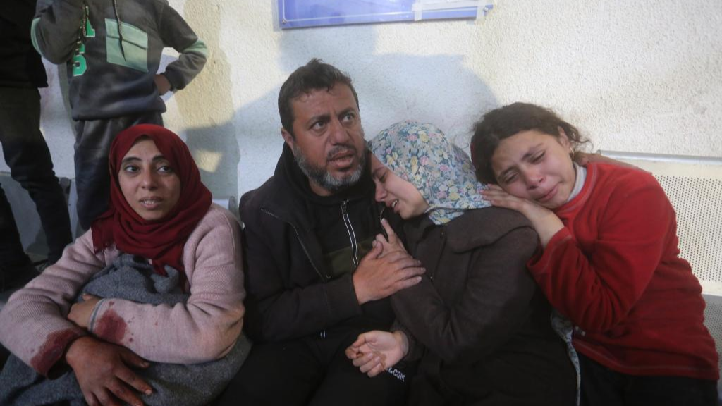 People mourn victims at a hospital after an Israeli airstrike in the southern Gaza Strip city of Rafah, February 5, 2024. /Xinhua