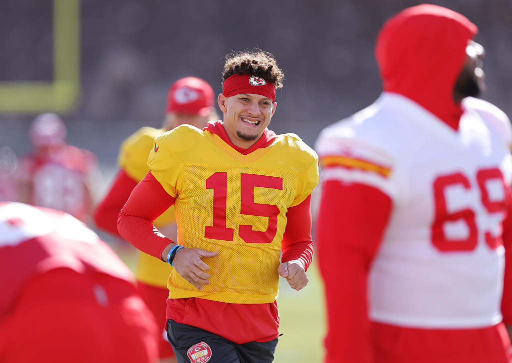 Patrick Mahomes (#15) warms up during Kansas City Chiefs practice ahead of Super Bowl LVIII in Henderson, U.S., February 7, 2024. /CFP