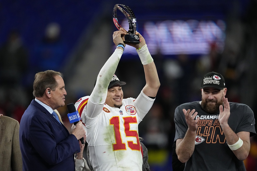 Kansas City Chiefs quarterback Patrick Mahomes (#15) holds up the Lamar Hunt Trophy after the AFC Championship NFL game against the Baltimore Ravens in Baltimore, U.S., January 28, 2024. /CFP